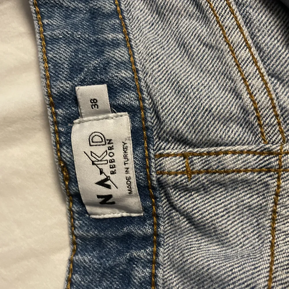 Dessa är high waisted bootcut jeans från NAKD, de är ganska lösa. Anända relativt mycke men i gott skick. Inga skador. Kan mötas upp annars står köparen för frakten❤️. Jeans & Byxor.