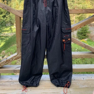 Street byxor  - Coola byxor som låter ”swosh” när man går 🌪️ Använt dessa under många danstimmar därav är snöret i midjan slitet, lätt att byta ut för den som har orken 💥  Frakt tillkommer. 