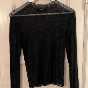 Glitter topp - ❌RESERVERAD❌ En tunn glitter topp ifrån bikbok som endast använts en gång.  Köparen står för frakten! Hör gärna av er för fler bilder eller vid frågor! 🖤✨