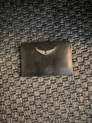 zadig voltaire  - Hej, säljer nu min plånbok frn Zadig & Voltaire. Finns tyvärr inget kvitto kvar utan bara plånboken. Hör av dig vid minsta fråga 🙏🏼🙌🏻