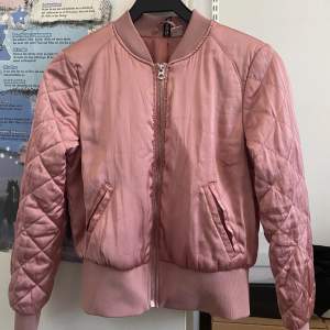 Rosa bomber jacka i storlek 36/s. 