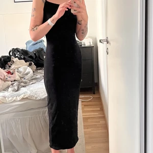 Långklänning  - Skims dupe långklänning i svart. Från shein. Jag är 167cm