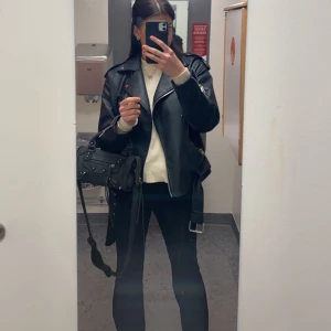 skinnjacka  - säljer denna superfina skinnjacka från nelly, sparsamt använd nästan som ny🥰stolek 36