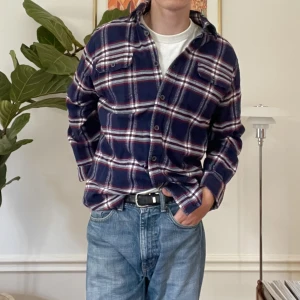 Flanellskjorta - Rutig flanellskjorta av märket Jachs i fint kvalitetsmaterial. Passar till alla höstens tillfällen! Sparsamt använd och i mycket bra skick. Frågor? Dm!