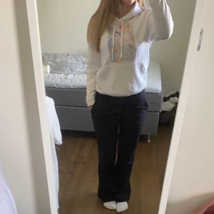 Hoodie❤️‍🔥 - Säljer denna välanvända hoodie från the cool elephant, inga tydliga defekter förutom att trycket är lite slitet, hör av dig för fler frågor samt bilder!!😇💓 Storlek XS men passar även S!