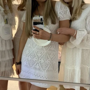 Virkad klänning - Så snygg virkad klänning från zara! Använd 2 gånger, jättefint skick!