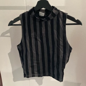 Polotopp  - Topp med liten polokrage strl. S. Använd ett par gånger. 