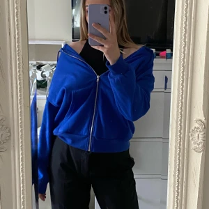Huvtröja - Kornblå huvtröja/ziphoodie med dragkedja framtill. Supersöt! Köparen står för fraktkostnad💙