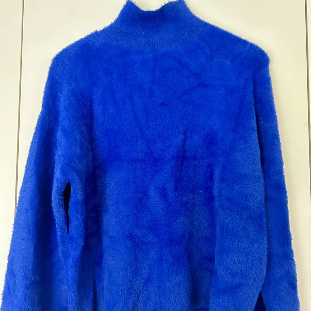 En fluffig tröja perfekt till hösten! I en härlig blå färg. Köparen står för frakten!. Stickat.