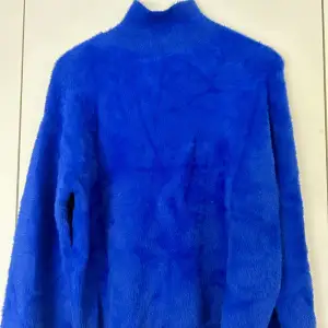 En fluffig tröja perfekt till hösten! I en härlig blå färg. Köparen står för frakten!