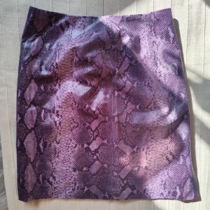 Snakeskin A-line skirt - Lila ormskinnsmönstrad a-linjeformad kjol, liten slits baktill, i perfekt skick 💞