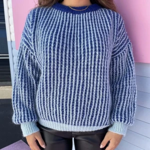 Design by si stickad tröja - Jättefin stickad tröja från Design By Si! Nypris är 529kr, men jag säljer för 300+ frakt 💘Den är verkligen i jättebra skick men säljer pga att jag har flera liknande tröjor redan. Skriv ifall ni har frågor eller vill se mer bilder! Jag brukar ha S/M