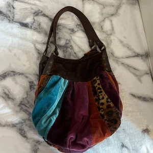 Färgglad väska - !!Intressekoll!! En färgglad och mönster rik väska, som är aldrig använd. Hör av er om ni vill ha fler bilder eller har några frågor🩷