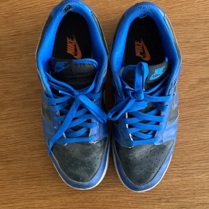 Nike dunks hypet cobalt - Används inte längre, ganska slitna som man kan se. Men går fortfarande att använda. Gör rent de såklart innan jag säljer. Ingen låda eller kvitto kvar. Pris kan diskuteras.