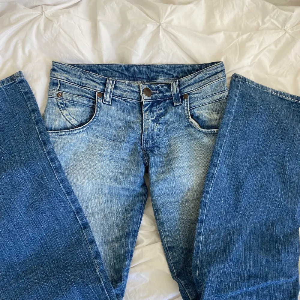 lägger ut igen eftersom jeansen inte blivit sålda än. Gå till min tidigare annons för att få mer info. Priser kan diskuteras vid snabb affär💓. Jeans & Byxor.