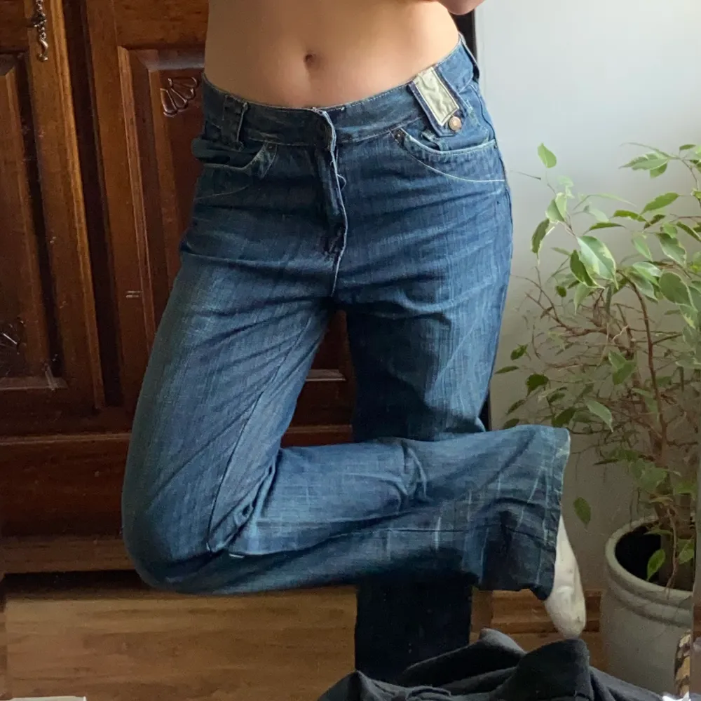 baggy jeans från dolce & gabbana! jag är 170cm lång och har vanligtvis w26 i jeans. Jeans & Byxor.
