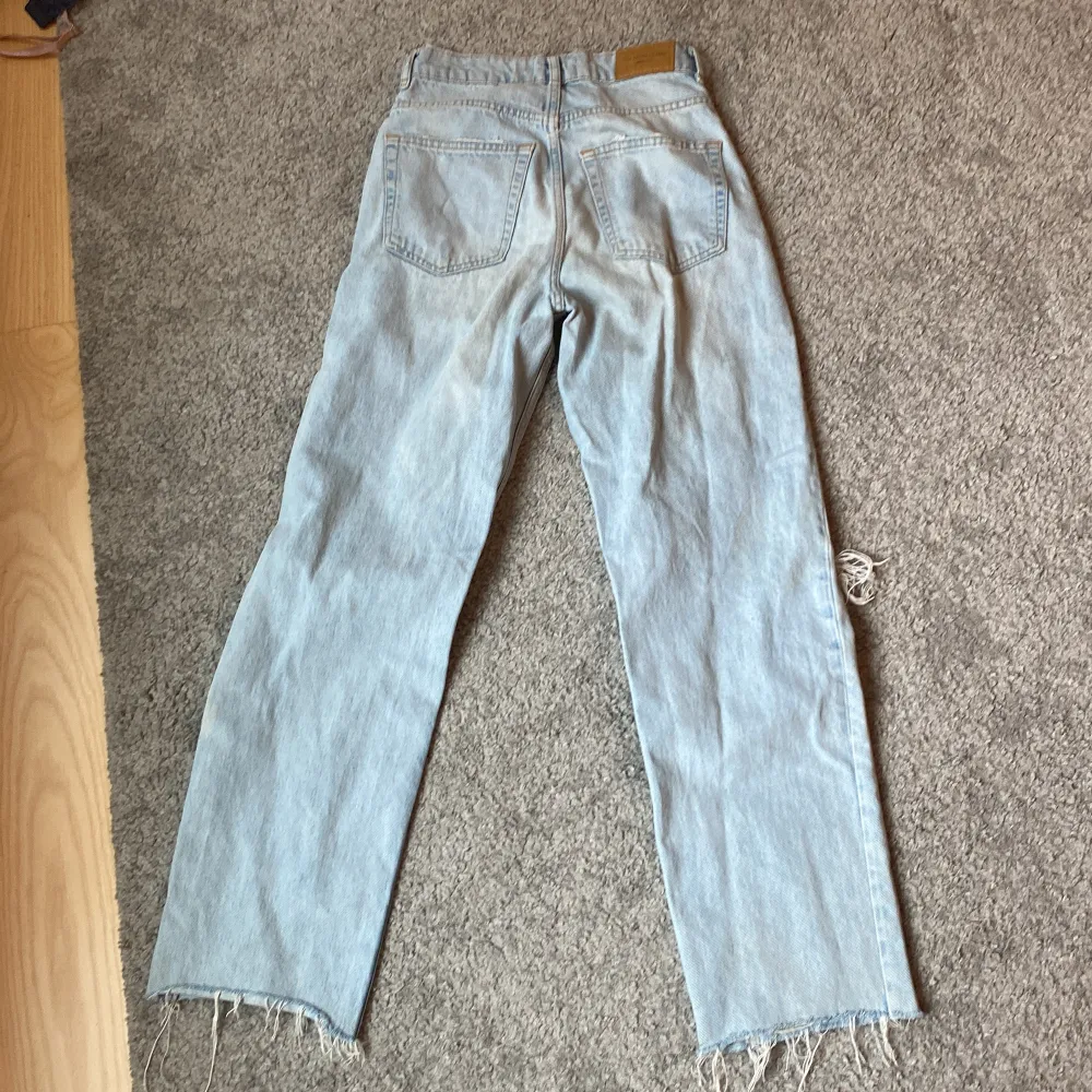 Ljusblå jeans med hål i från Gina tricot! . Jeans & Byxor.