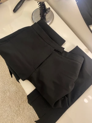 Svarta kostymbyxor  - Skit snygga kostymbyxor med slits från NA-KD 
