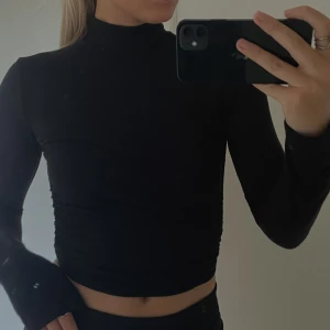 Tröja  - Tröja med knyte där bak som inte kommer till användning längre💗