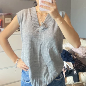 Stickad väst  - Stickad grå väst från Nelly