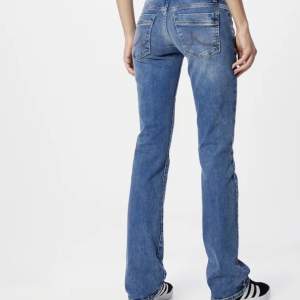 säljer mina ltb jeans i modellen valarie, köpta för 799kr 💖 använda sparsamt två gånger 