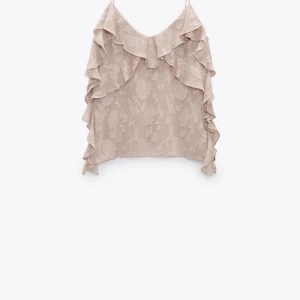 Volang linne  - Säljer detta jätte fina volang linne från zara. Den har aldrig andvänts då de är för stort. Prislappen är kvar. Storlek S men skulle säga att den passar M också. Fler bilder kom privat 💓💓ny pris 379.