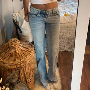 Säljer dessa low waist jeans från h&m i strl 34 i jätte fint skick! Tyck INTE på köp nu💘 köpare står för frakt!