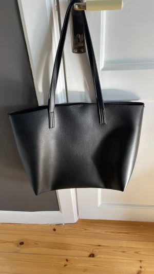 Handväska  - Handväska köpt på Zalando som knappt kommer till användning, i princip nyskick. Hör av er vid frågor 💕 köp nu funkar 
