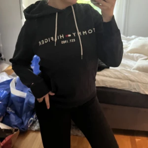Tommy Hilfiger hoodie  - Mörkblå hoodie från Tommy Hilfiger, storlek M. Är igentligen till herr men funkar för tjej också. Knappt använd. Köptes för 1500kr
