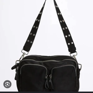 Väska  - Säljer denna fina väska ifrån Gina tricot, den är väl använd och har några defekter. Det är den stora väskan 💕