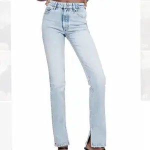 Jättefina och helt oanvända jeans från Zara💗säljer pga fel storlek  Nypris 400 men säljer nu för 200kr + frakt💖💕