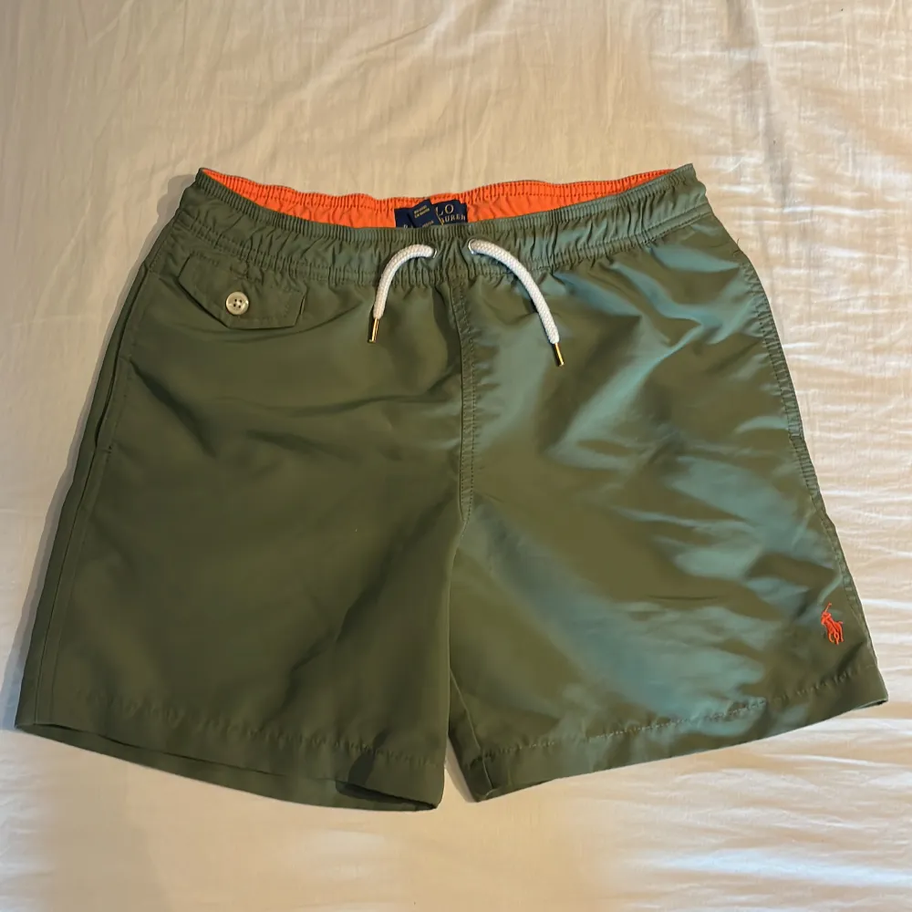oliv gröna polo Ralph lauren badbyxor med orange detalj på insidan av midjan Skick: 10/10. Shorts.
