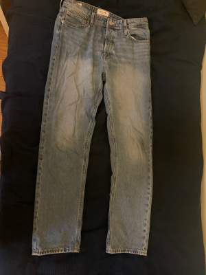 Säljer dessa fina Jack and Jones Jeans i storlek 32/34 modell loose. Använda endast ett par få gånger!