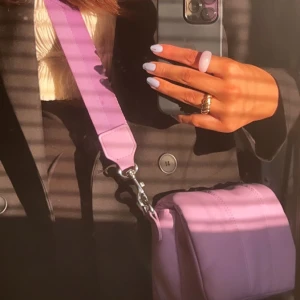 Ljus lila axelremsväska  - Säljer denna jätte söta väska använd ca 3-4 ggr