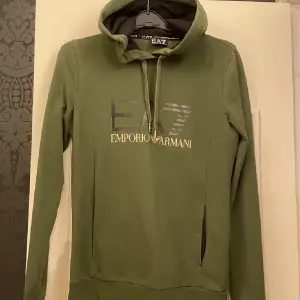 Säljer nu min EA7 Armani hoodie för 400 kr. Äkta och köpt på JD för ungefär 1000 kr. Jag har knappt använt den men ena ploppen på snöret har gått bort men inget som märks. Storleken är S.