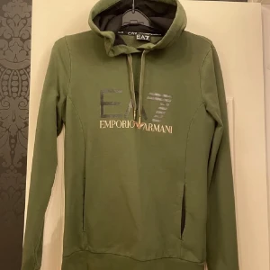 Armani Hoodie - Säljer nu min EA7 Armani hoodie för 400 kr. Äkta och köpt på JD för ungefär 1000 kr. Jag har knappt använt den men ena ploppen på snöret har gått bort men inget som märks. Storleken är S.