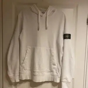 Hej säljer denna Stone island hoodie då den ej kommer tillavändning, den är köpt på ni för 3100 och är nästan aldrig använd så den är i ny skick, vid intresse eller andra frågor är det bara skriva!!