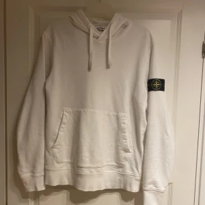 Stone island hoodie - Hej säljer denna Stone island hoodie då den ej kommer tillavändning, den är köpt på ni för 3100 och är nästan aldrig använd så den är i ny skick, vid intresse eller andra frågor är det bara skriva!!