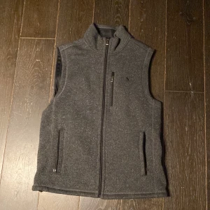 RALPH LAUREN VÄST - Ralph Lauren väst perfekt till hösten då det börjar bli kyligare. Västen är i storleken M. 100% bomull. Vid ytterligare funderingar kontakta mig :)