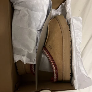 Ugg tasman - Slutsålda uggs tasman med röd kant, storlek 36. Helt oanvända. Säljer pga råka köpa två