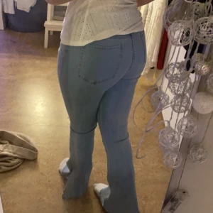 Utsvängda blå jeans - Fett fina och bekväma ljus blå jeans.  Högmidjade.