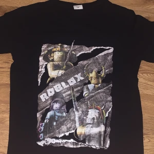 Roblox tröja :D - Enkel svart T-shirt med ett tryck på framsidan. Inte kommit till användning och är som ny. Vi kan diskutera pris om ni vill!😁