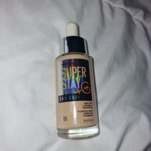 Foundation - Oanvänd och oöppnad i färgen 06🦋