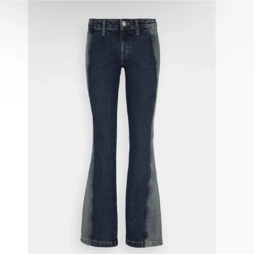 Såå coola jeans från weekday med ”rand” på sidan!!. Jeans & Byxor.