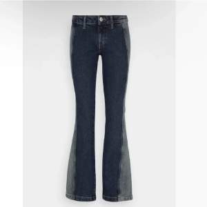 Såå coola jeans från weekday med ”rand” på sidan!!
