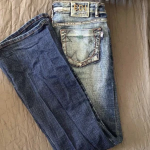 lågmidjade svinsnygga jeans💗 - Svinsnygga lågmidjade jeans som också är flare/bootcut som jag tyvörr behlver sälja för de är för stora. Lånade bilder från tjejen jag köpte dem av. Om ni vill veta mått så är det bara att skriva! Märket dem är ifrån heter EDI jeans💗💗