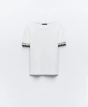 zara topp - säljer denna jätte fina t-shirten från zara med super gulliga arm detaljer. endast använd en gång så den är i nyskick💞