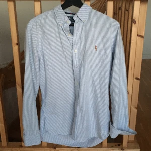 Ralph Lauren skjorta - Tja! Säljer nu min randiga skjorta från Ralph Lauren. Skick:9/10. Storlek: M, slim fit. Nypris: 1600kr. Kontakta mig för fler bilder eller info!