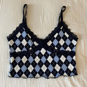 Linne - Sött, coolt linne. I toppen skick, köpt för ett par år sedan men bara använt ett fåtal gånger. Kolla in min sida, jag säljer just nu flera andra söta linnen🤍 Skriv privat om ni har frågor☺️