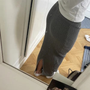 Grå långkjol  - Väldigt fin stickad lång kjol från NA-KD perfekt till hösten! Jag har bara använt den en gång och säljer för jag rensar garderoben